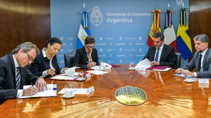 Sergio Massa junto a los embajadores de España, Francia y Suecia.