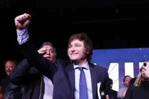 Javier Milei festejando el triunfo en las PASO 2023