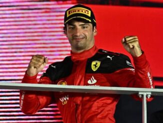 CARLOS SAINZ LE DA LA PRIMERA VICTORIA DEL AÑO A FERRARI EN EL GRAN PREMIO DE SINGAPUR