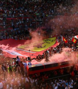 El festejo de los fanaticos italianos por el 3°! lugar de Carlos Sainz