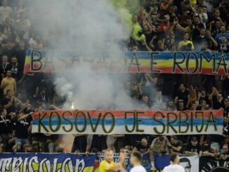 La bandera con el lema de "Kosovo es Serbia" que causó problemas en el partido. George Calin / Reuters