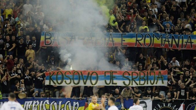 La bandera con el lema de "Kosovo es Serbia" que causó problemas en el partido. George Calin / Reuters