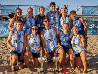 algunos jugadores de beach handball con la medalla de plata en los Juegos Suramericanos de Playa en Santa Marta, Colombia