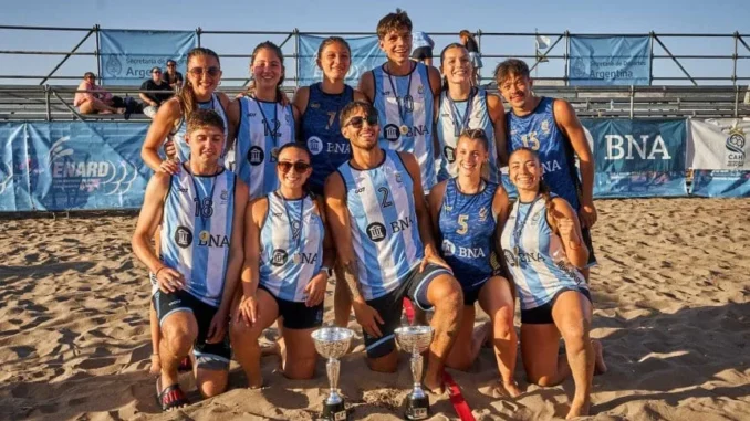 algunos jugadores de beach handball con la medalla de plata en los Juegos Suramericanos de Playa en Santa Marta, Colombia