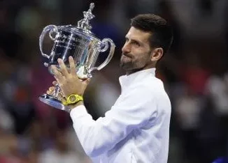 Djokovic con la copa.jpg