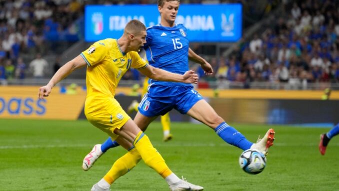 Artem Dovbyk, jugador ucraniano en el encuentro contra Italia. (AP Photo/Antonio Calanni)