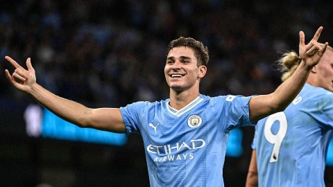 Julián Álvarez festejando su segundo gol en la victoria frente al Estrella Roja.