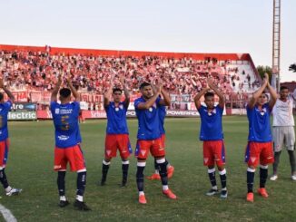 El equipo de Los Andes siendo recibido por sus hinchas.