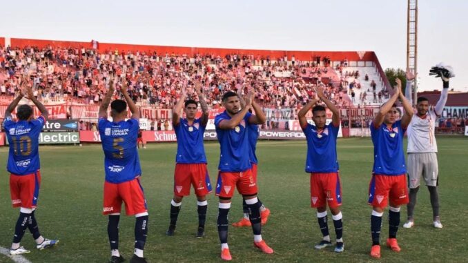 El equipo de Los Andes siendo recibido por sus hinchas.