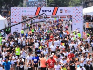 Atletas participando en el XL Maratón de México