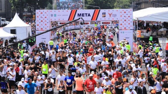 Atletas participando en el XL Maratón de México