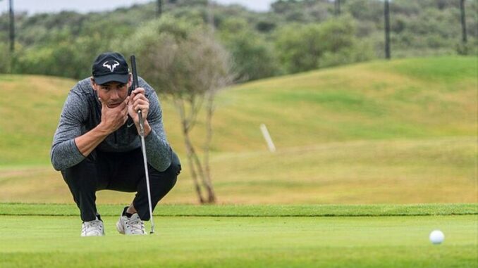 Nadal pasando el tiempo en un campo de golf de España (imagen de Telemadrid)