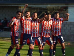 Varios jugadores del Albirrojo festejando un gol.