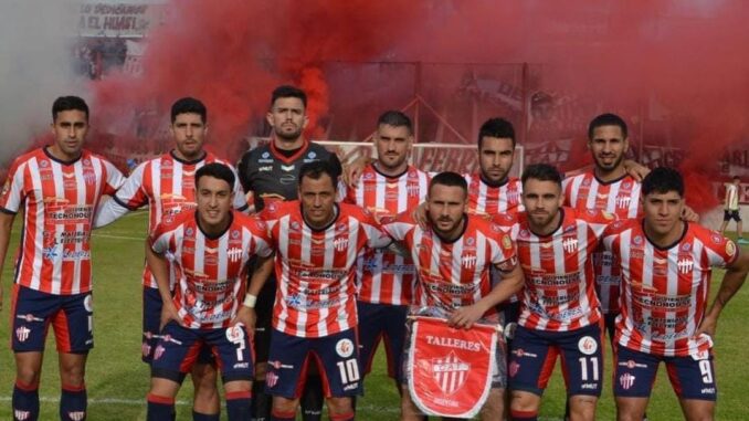 El equipo de Talleres de Remedios de Escalada previo a un partido.