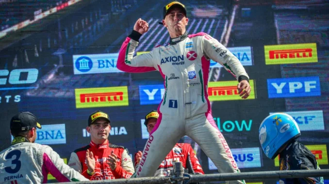 Leonel Pernía celebrando un nuevo campeonato.