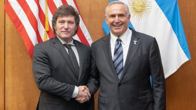 El candidato a presidente Javier Milei y el embajador de Estados Unidos Marc Stanley