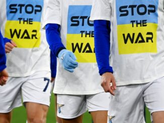 Protestantes con el slogan "Stop the War". (GETTY IMAGES)