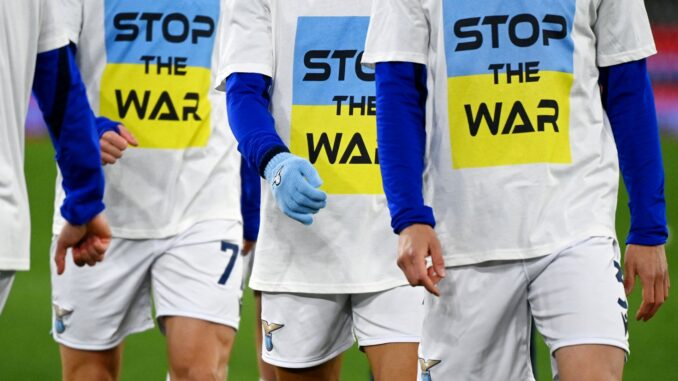 Protestantes con el slogan "Stop the War". (GETTY IMAGES)