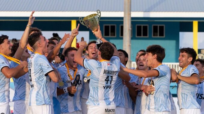 Leoncitos levantando la Copa Panamericana