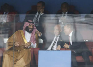 El príncipe de Arabia Saudita, Mohammed bin Salman, Gianni Infantino y Vladimir Putin en el Mundial 2018. (AP Foto/Hassan Ammar)