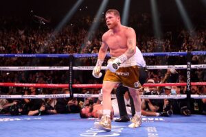 Canelo Álvarez venciendo por nocauts a Caleb Plant, en el año 2021