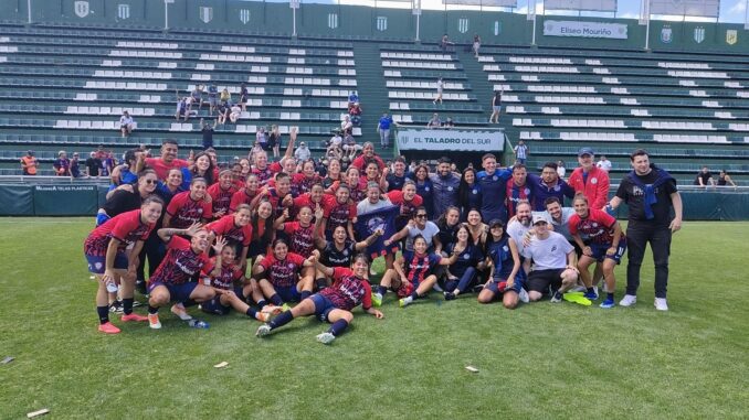 El plantel del San Lorenzo Campeón del Clausura (Creditos: elfemenino)