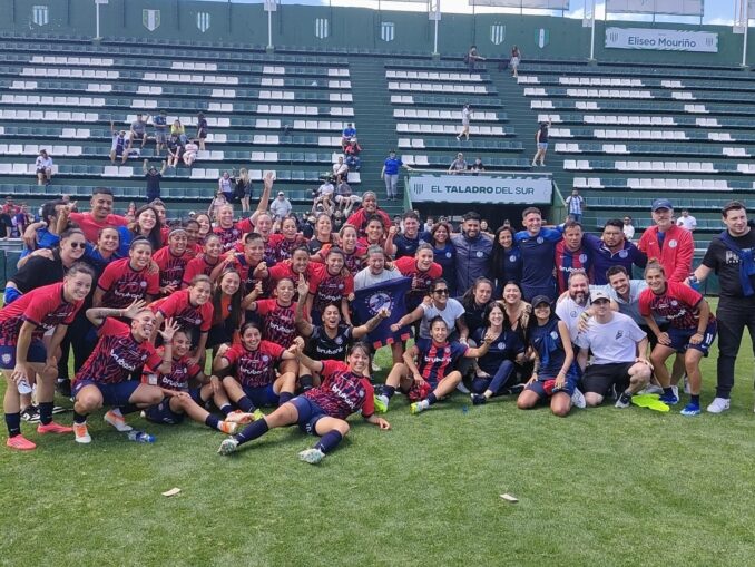 El plantel del San Lorenzo Campeón del Clausura (Creditos: elfemenino)