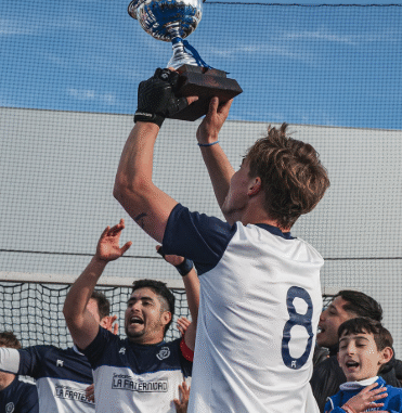 Club Mitre levantando el trofeo ph: Andres Grossi