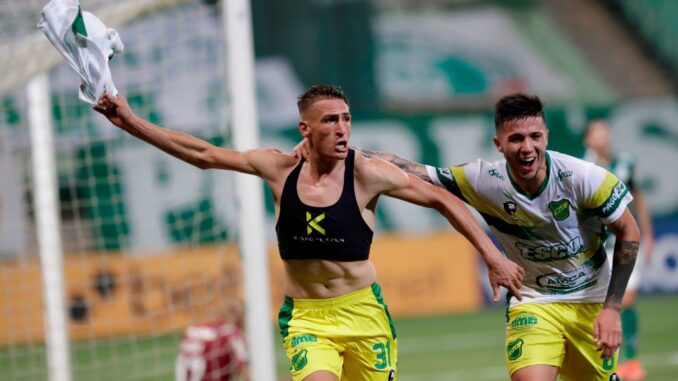 Brian Romero y Enzo Fernández festejando el gol agónico de la victoria frente a Palmeiras