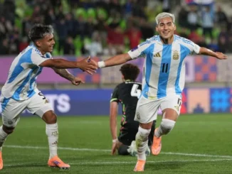 Ian Subiabre y Milton Delgado festejando el tercer gol de la victoria ante Australia