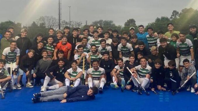 El plantel de Santa Bárbara luego de su ascenso