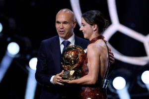Aitana Bonmatí con Andres Iniesta Balon de Oro 2025