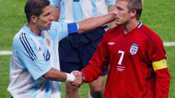 El saludo entre Diego Simeone y David Beckham en Corea-Japón 2002.