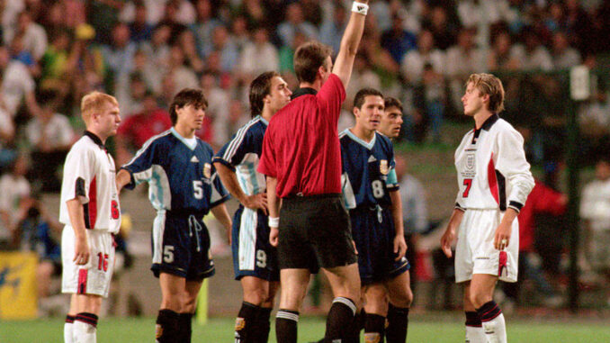 El árbitro expulsa a David Beckham en el partido de Francia 1998.