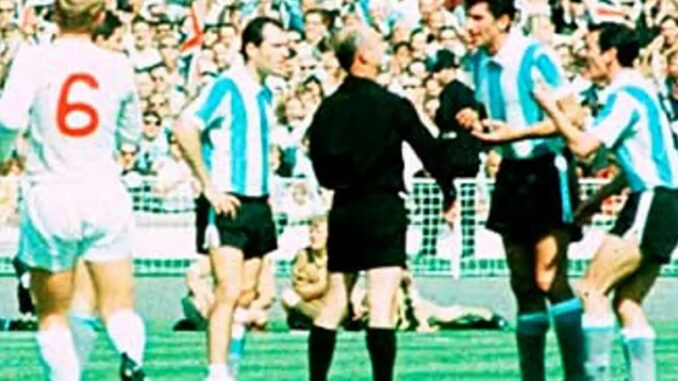 El árbitro alemán Rudolf Kreitlein expulsa al capitán argentino Antonio Rattín en el Mundial de Inglaterra en 1966.