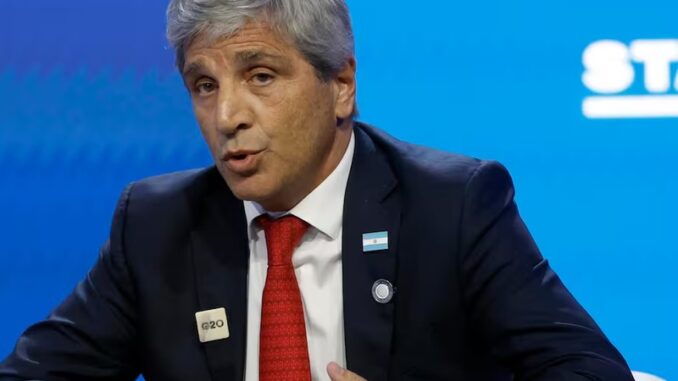Caputo defendió el plan económico y aseguró que hay dólares suficientes